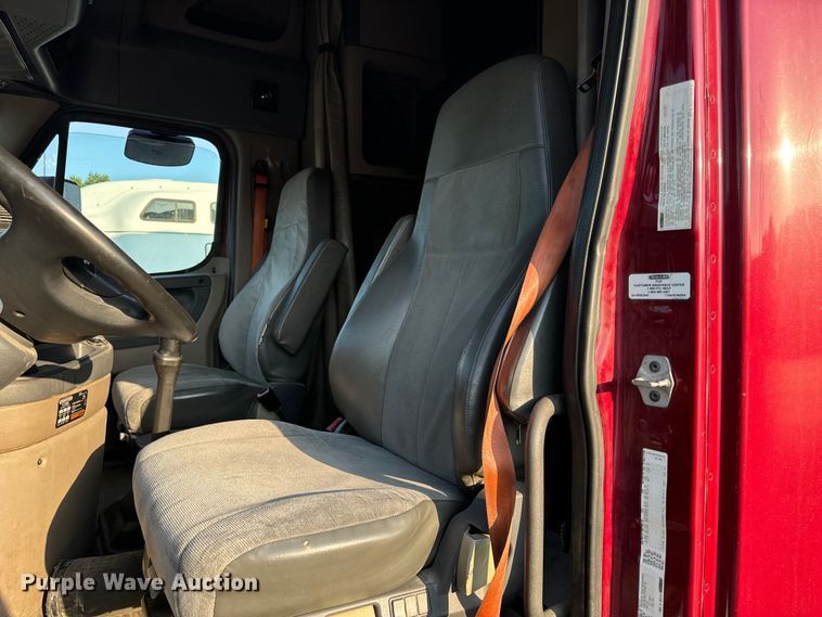 image for item OF9899 2015 Freightliner  Cascadia Evolution semi truck