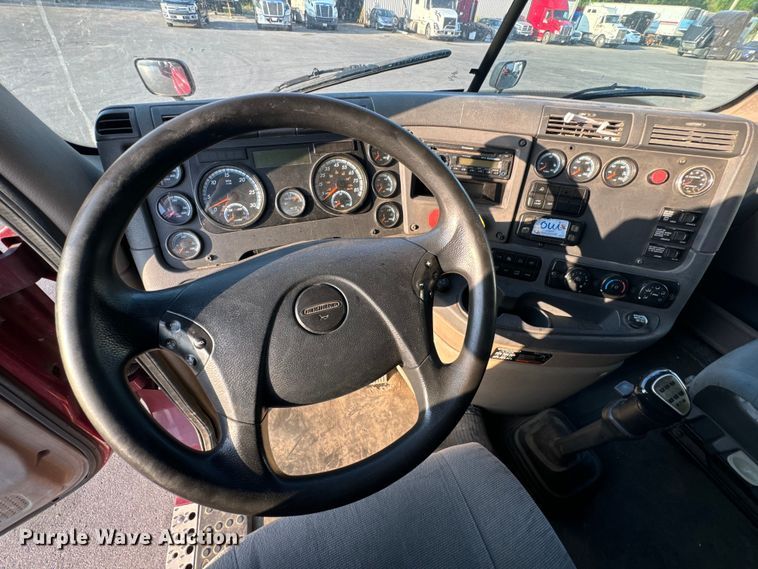 image for item OF9899 2015 Freightliner  Cascadia Evolution semi truck