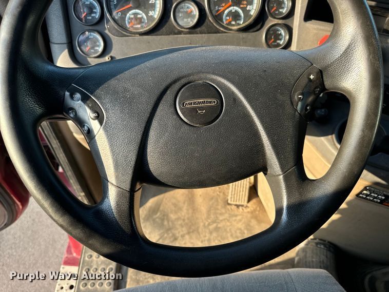 image for item OF9899 2015 Freightliner  Cascadia Evolution semi truck