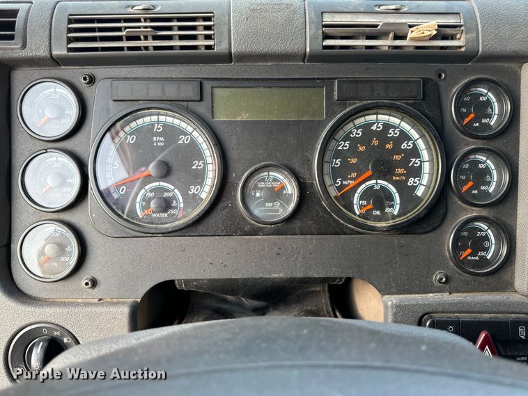 image for item OF9899 2015 Freightliner  Cascadia Evolution semi truck