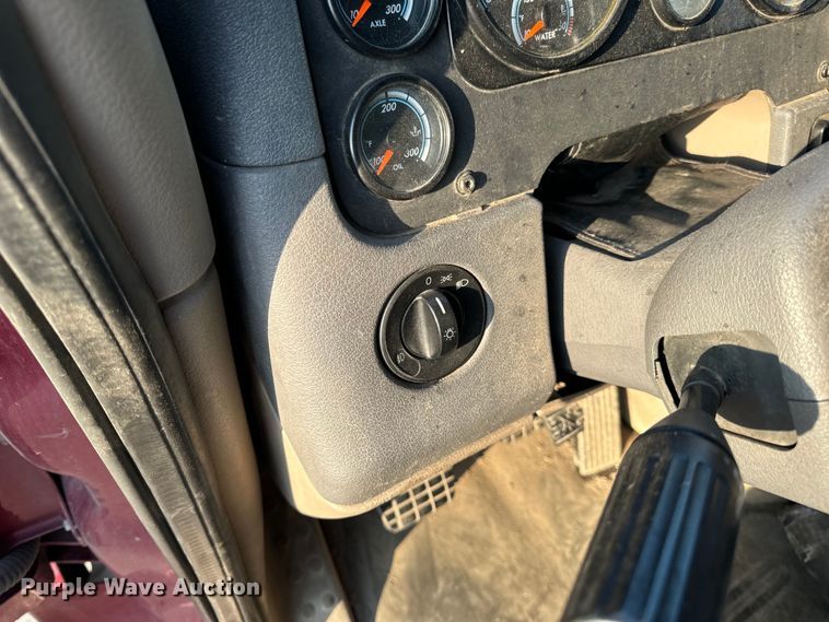 image for item OF9899 2015 Freightliner  Cascadia Evolution semi truck