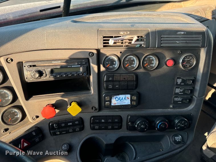 image for item OF9899 2015 Freightliner  Cascadia Evolution semi truck