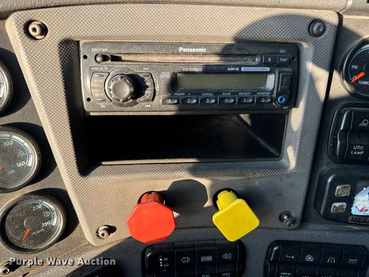 image for item OF9899 2015 Freightliner  Cascadia Evolution semi truck