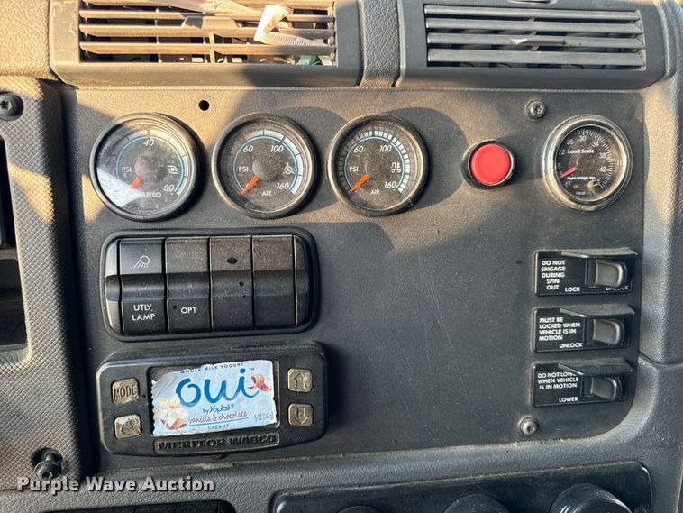 image for item OF9899 2015 Freightliner  Cascadia Evolution semi truck