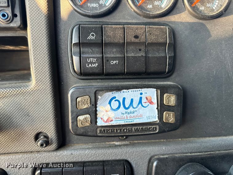 image for item OF9899 2015 Freightliner  Cascadia Evolution semi truck