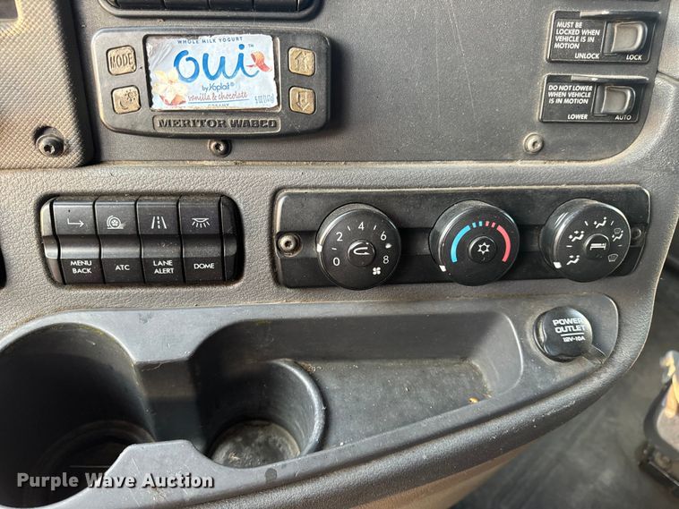 image for item OF9899 2015 Freightliner  Cascadia Evolution semi truck