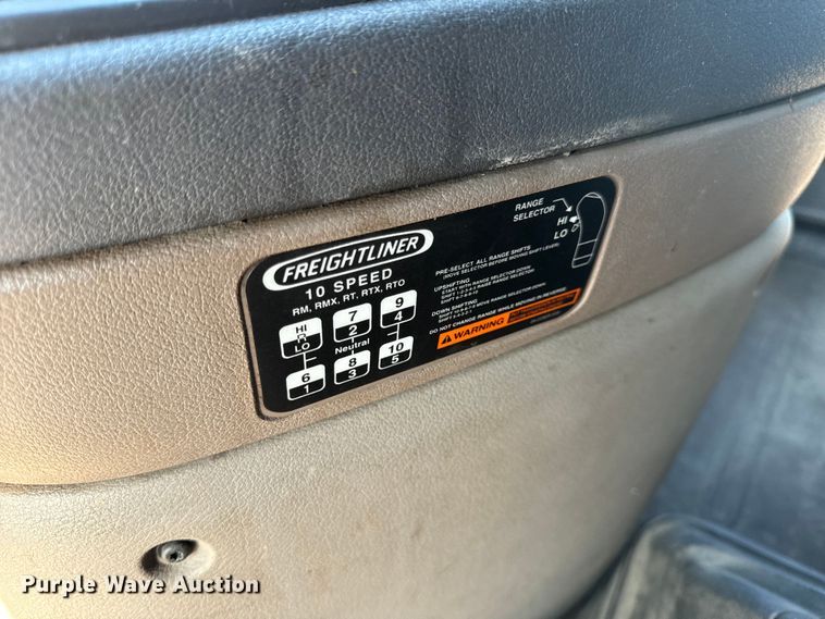 image for item OF9899 2015 Freightliner  Cascadia Evolution semi truck