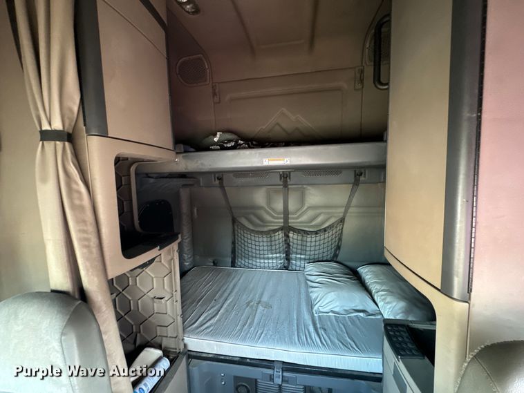 image for item OF9899 2015 Freightliner  Cascadia Evolution semi truck