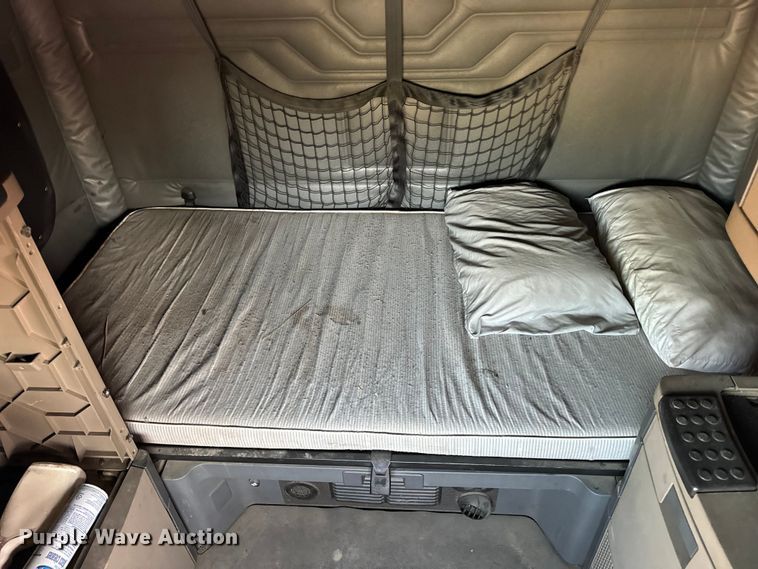 image for item OF9899 2015 Freightliner  Cascadia Evolution semi truck