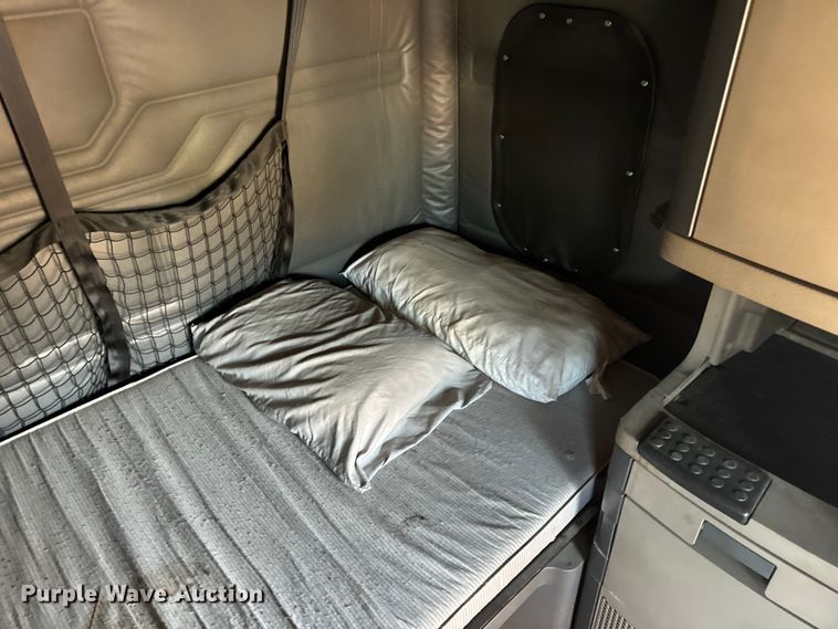 image for item OF9899 2015 Freightliner  Cascadia Evolution semi truck