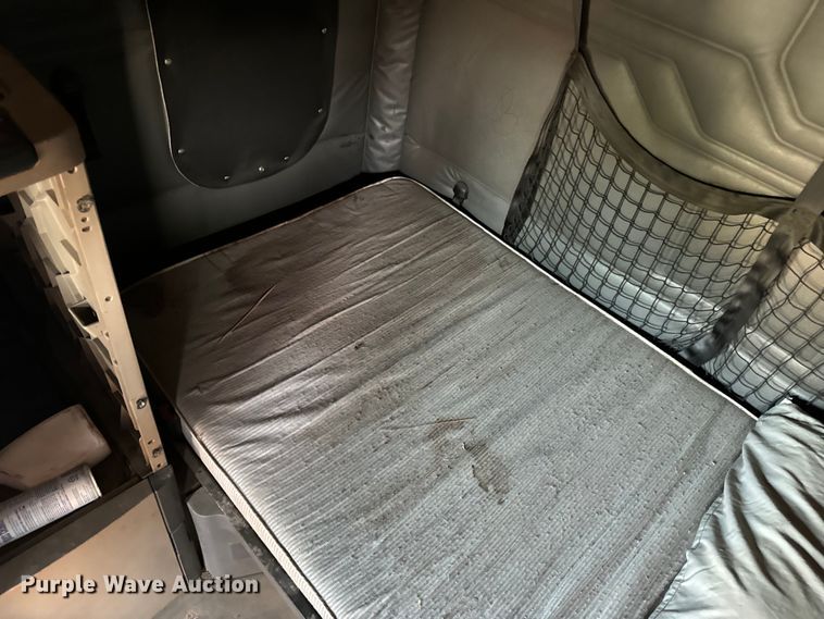 image for item OF9899 2015 Freightliner  Cascadia Evolution semi truck