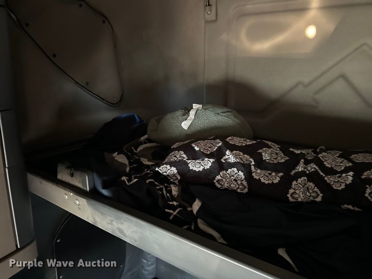 image for item OF9899 2015 Freightliner  Cascadia Evolution semi truck