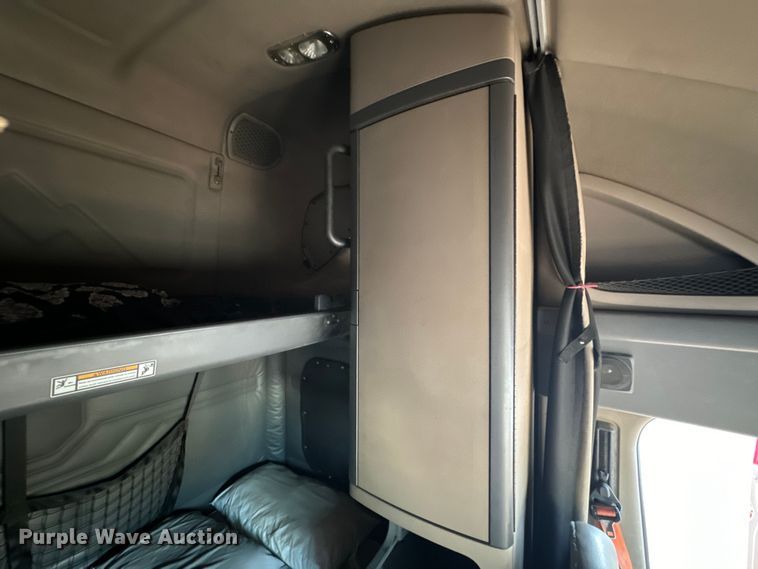 image for item OF9899 2015 Freightliner  Cascadia Evolution semi truck