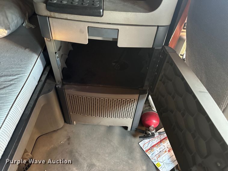 image for item OF9899 2015 Freightliner  Cascadia Evolution semi truck