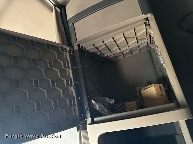 image for item OF9899 2015 Freightliner  Cascadia Evolution semi truck