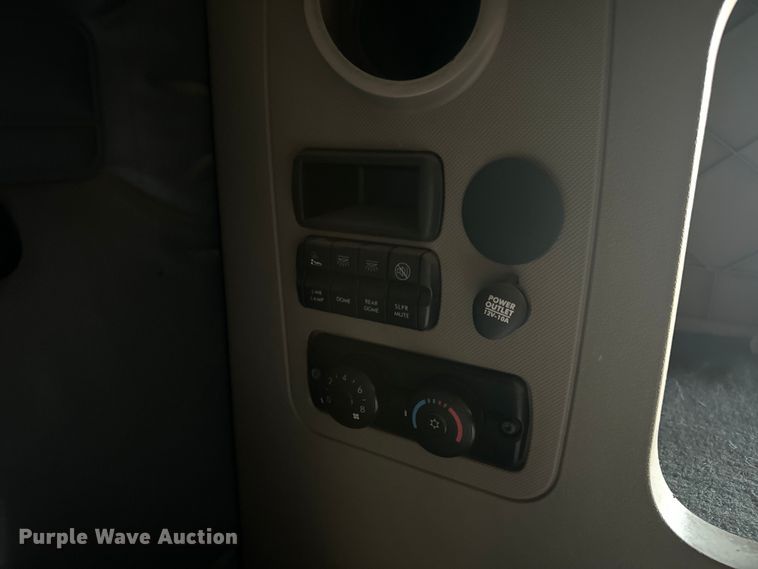 image for item OF9899 2015 Freightliner  Cascadia Evolution semi truck