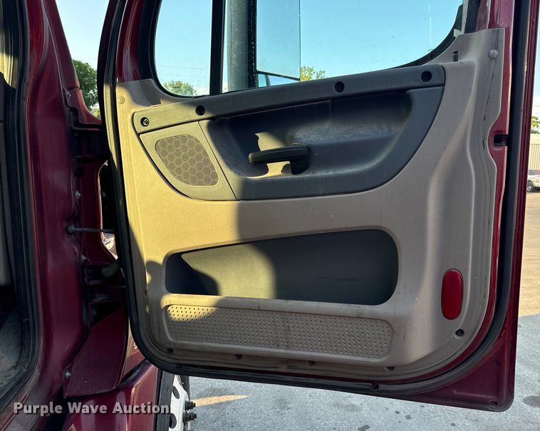 image for item OF9899 2015 Freightliner  Cascadia Evolution semi truck