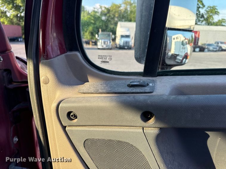 image for item OF9899 2015 Freightliner  Cascadia Evolution semi truck