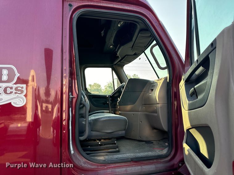 image for item OF9899 2015 Freightliner  Cascadia Evolution semi truck