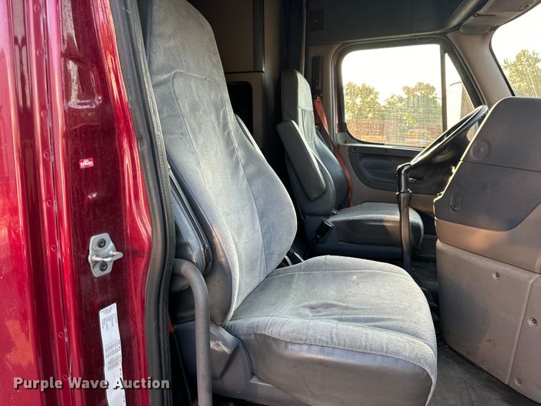 image for item OF9899 2015 Freightliner  Cascadia Evolution semi truck