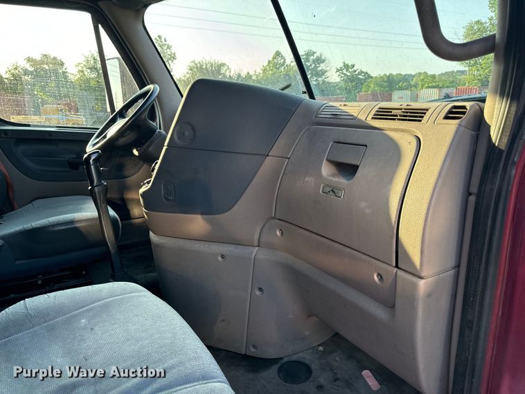 image for item OF9899 2015 Freightliner  Cascadia Evolution semi truck