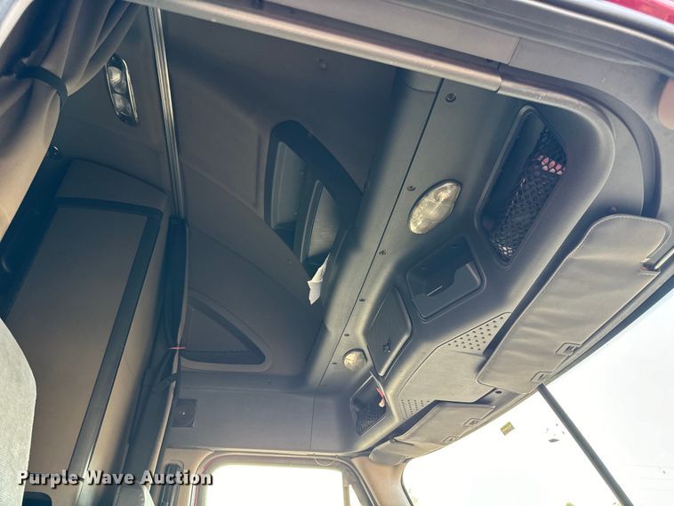 image for item OF9899 2015 Freightliner  Cascadia Evolution semi truck