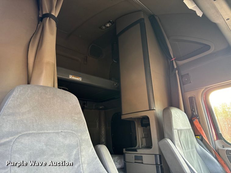 image for item OF9899 2015 Freightliner  Cascadia Evolution semi truck