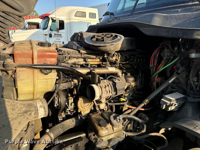 image for item OF9899 2015 Freightliner  Cascadia Evolution semi truck