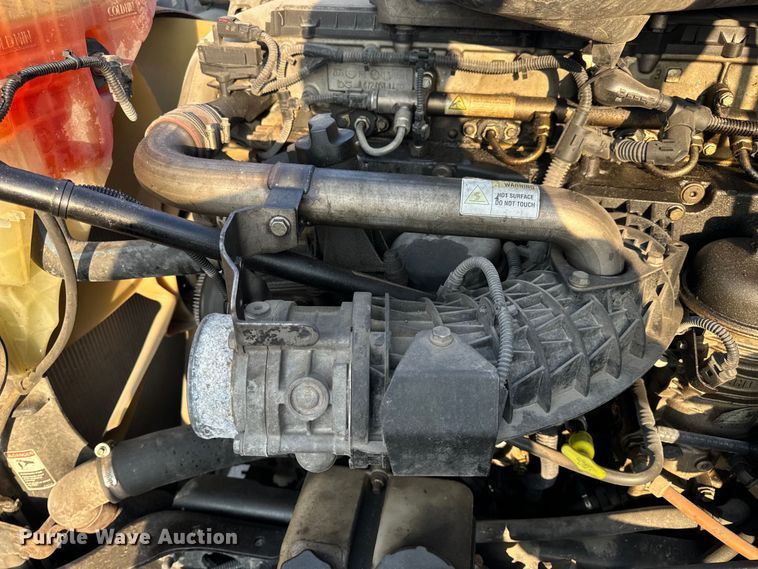 image for item OF9899 2015 Freightliner  Cascadia Evolution semi truck