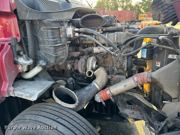 image for item OF9899 2015 Freightliner  Cascadia Evolution semi truck