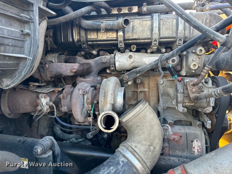 image for item OF9899 2015 Freightliner  Cascadia Evolution semi truck