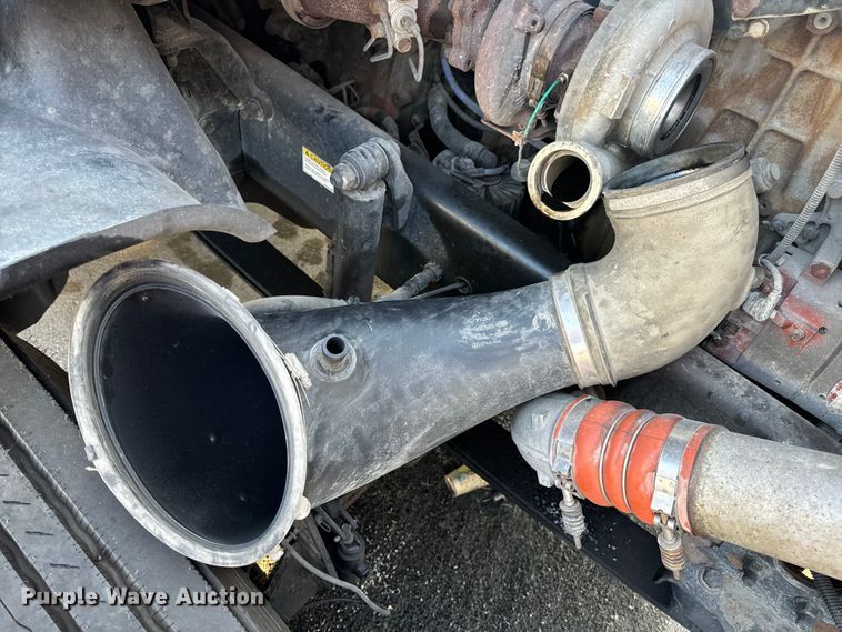 image for item OF9899 2015 Freightliner  Cascadia Evolution semi truck