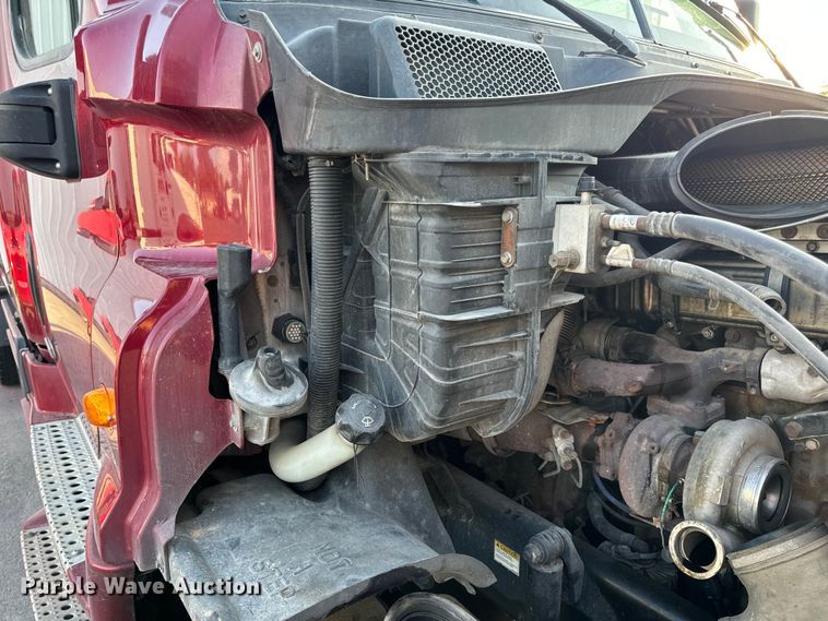 image for item OF9899 2015 Freightliner  Cascadia Evolution semi truck