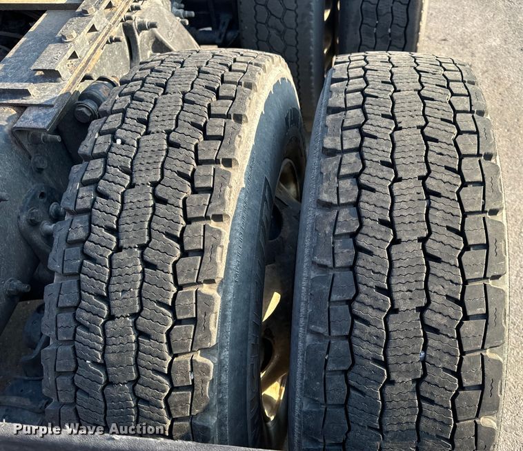 image for item OF9899 2015 Freightliner  Cascadia Evolution semi truck