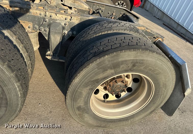 image for item OF9899 2015 Freightliner  Cascadia Evolution semi truck