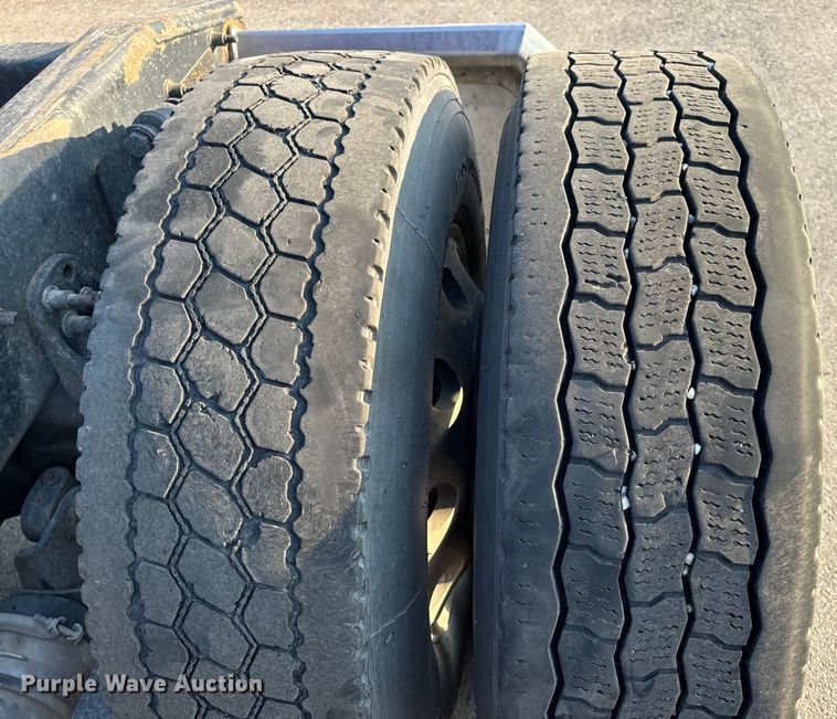 image for item OF9899 2015 Freightliner  Cascadia Evolution semi truck