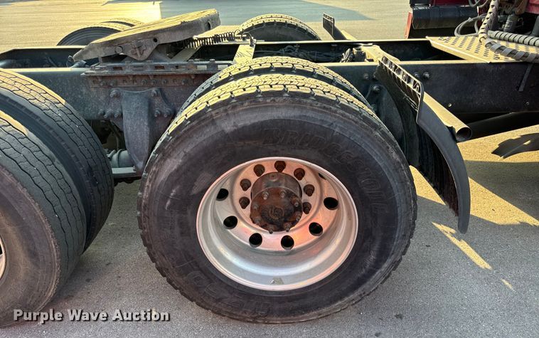 image for item OF9899 2015 Freightliner  Cascadia Evolution semi truck