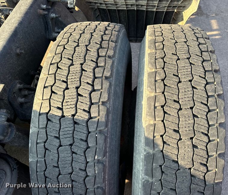 image for item OF9899 2015 Freightliner  Cascadia Evolution semi truck