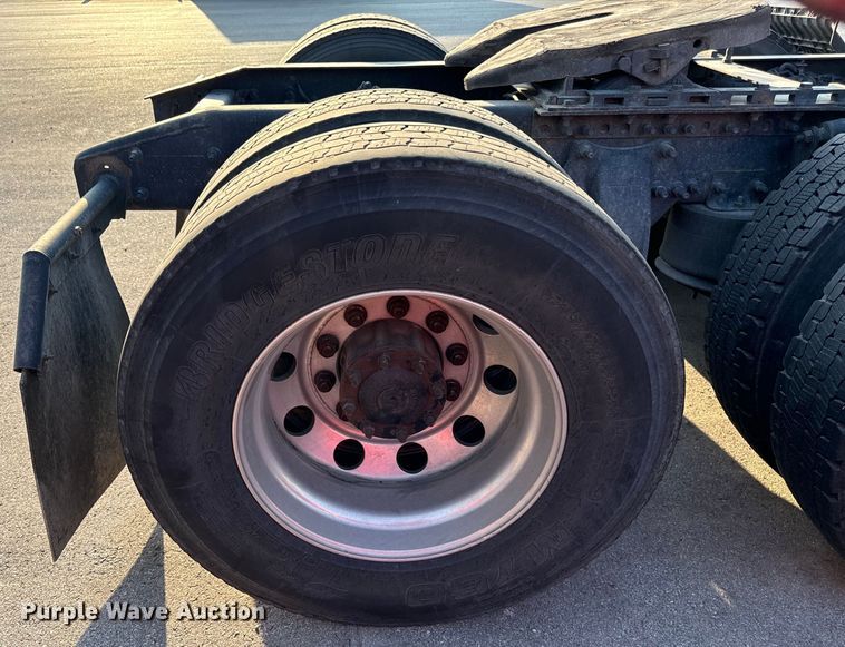 image for item OF9899 2015 Freightliner  Cascadia Evolution semi truck