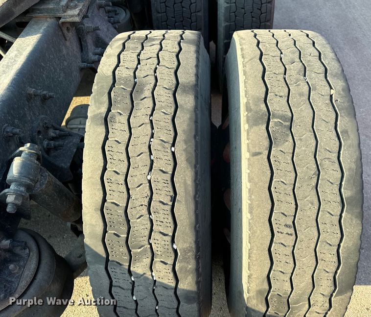 image for item OF9899 2015 Freightliner  Cascadia Evolution semi truck