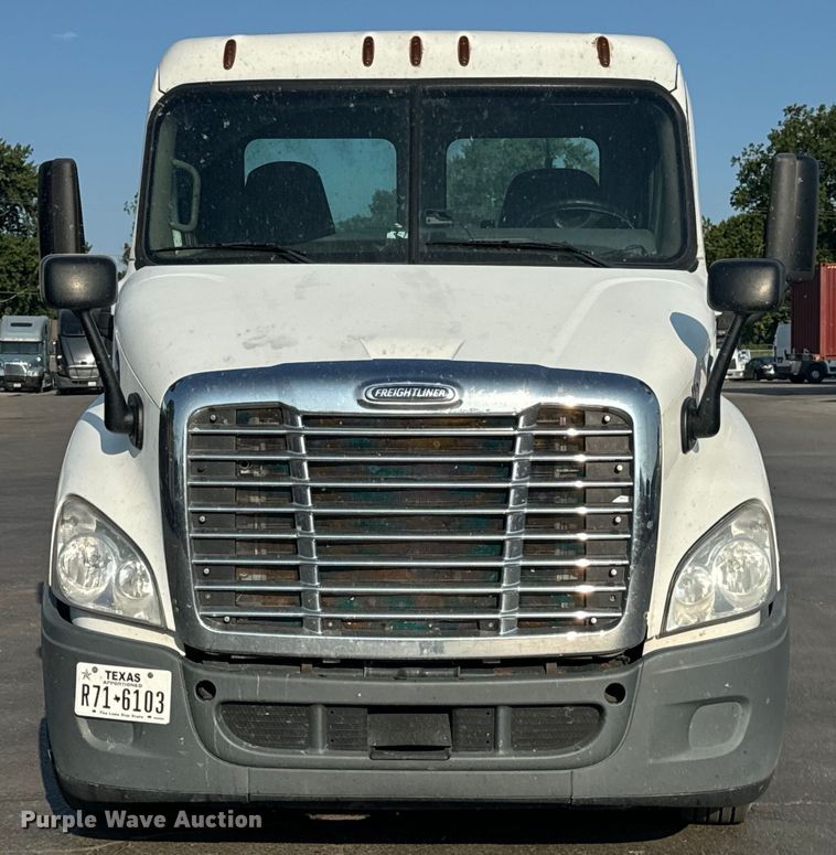 image for item OF9900 2014 Freightliner  Cascadia semi truck