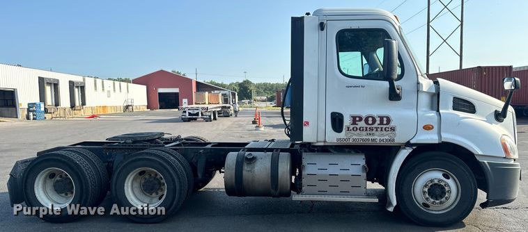 image for item OF9900 2014 Freightliner  Cascadia semi truck