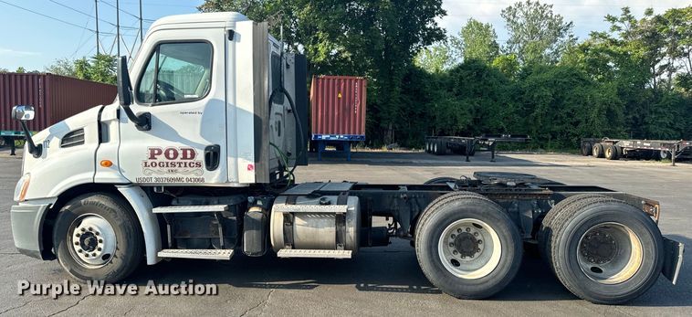 image for item OF9900 2014 Freightliner  Cascadia semi truck