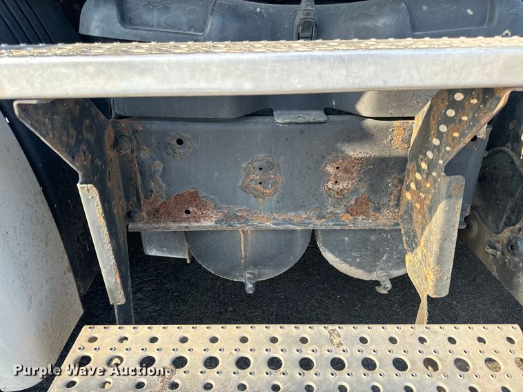 image for item OF9900 2014 Freightliner  Cascadia semi truck