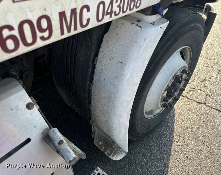 image for item OF9900 2014 Freightliner  Cascadia semi truck