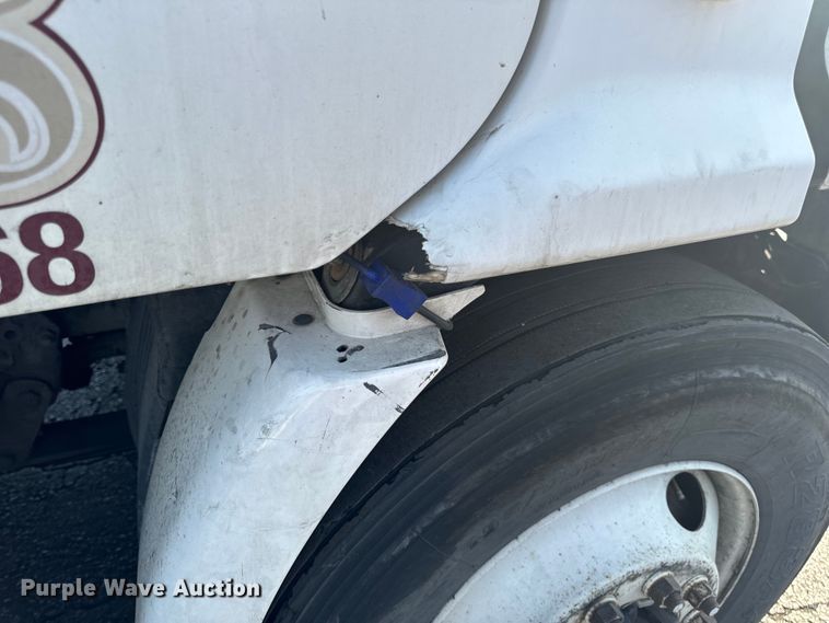 image for item OF9900 2014 Freightliner  Cascadia semi truck