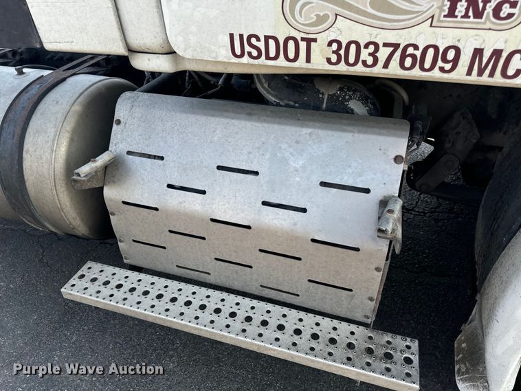 image for item OF9900 2014 Freightliner  Cascadia semi truck