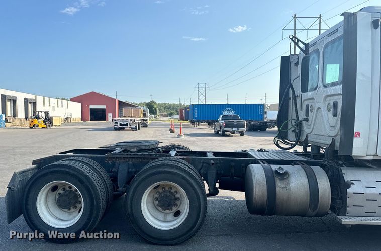 image for item OF9900 2014 Freightliner  Cascadia semi truck