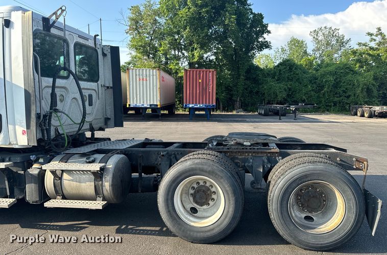 image for item OF9900 2014 Freightliner  Cascadia semi truck