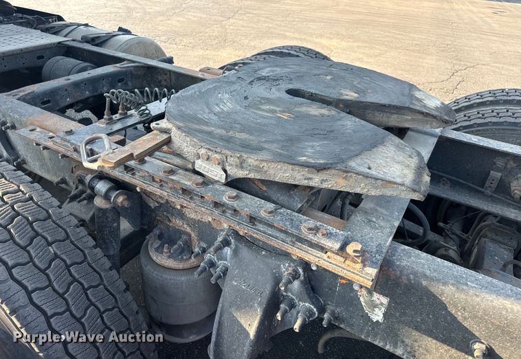 image for item OF9900 2014 Freightliner  Cascadia semi truck